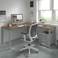 Mesa de oficina en L Kube fondo 68cm con ala estrecha, estructura aluminio