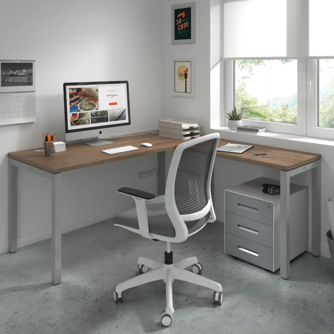 Mesa de oficina en L Kube fondo 68cm con ala estrecha, estructura aluminio