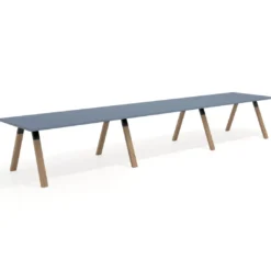 Mesa de oficina progresiva UvePro triple, fondo 100cm, estructura negra, patas de madera