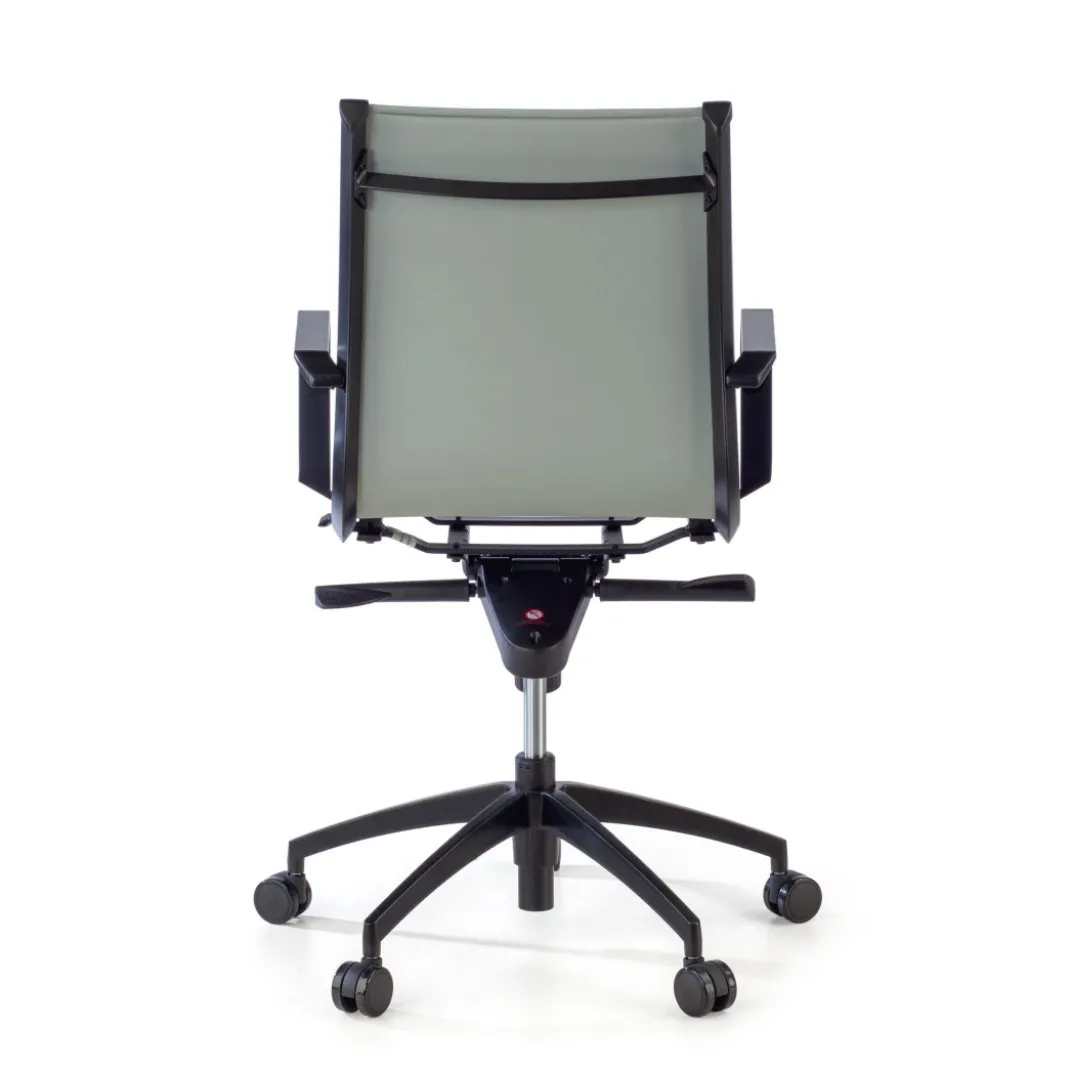 Silla oficina de diseño Croma, respaldo bajo, estructura negra