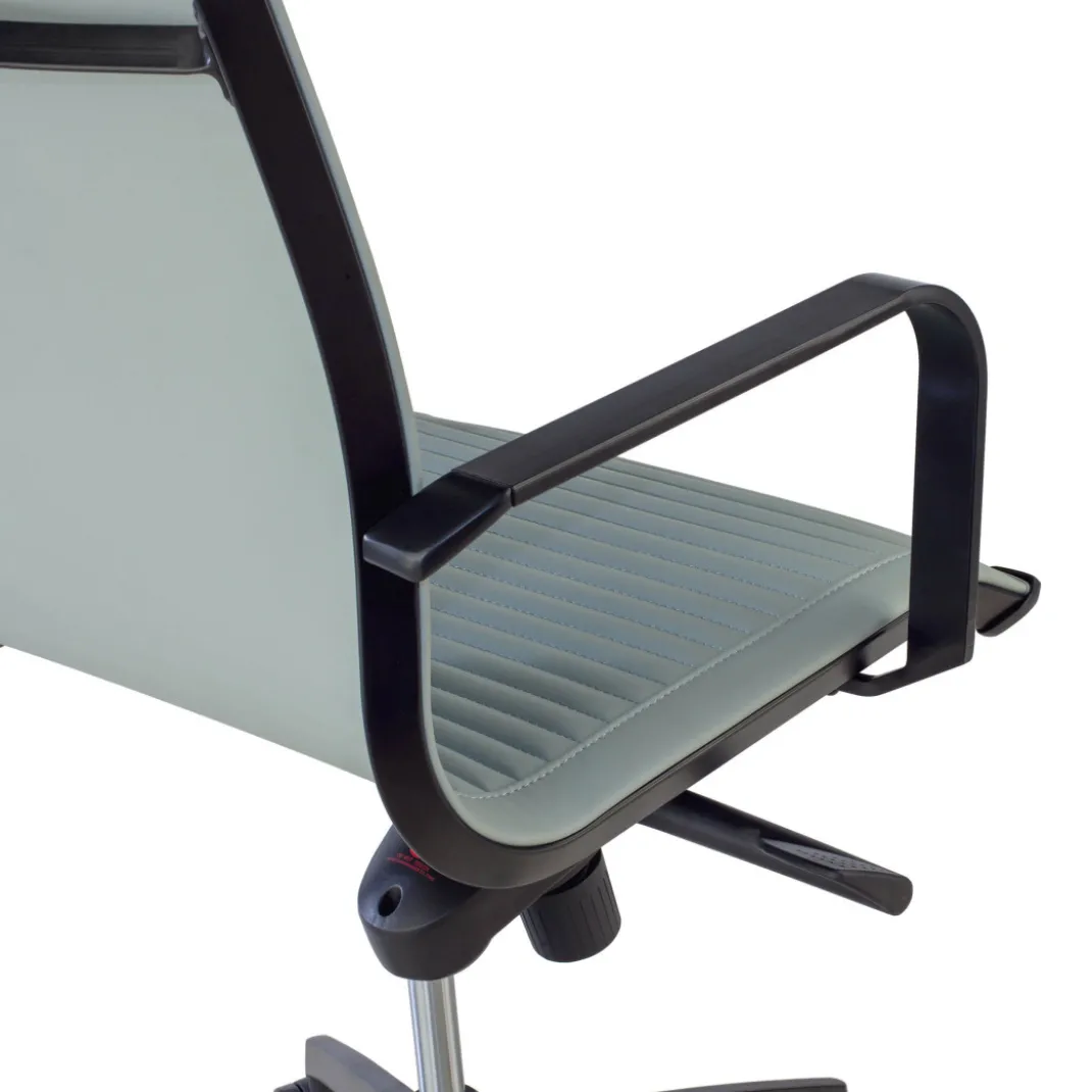 Silla oficina de diseño Croma, respaldo bajo, estructura negra