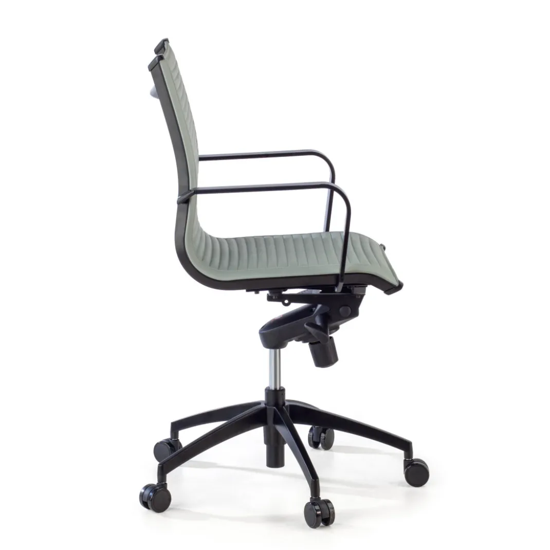 Silla oficina de diseño Croma, respaldo bajo, estructura negra