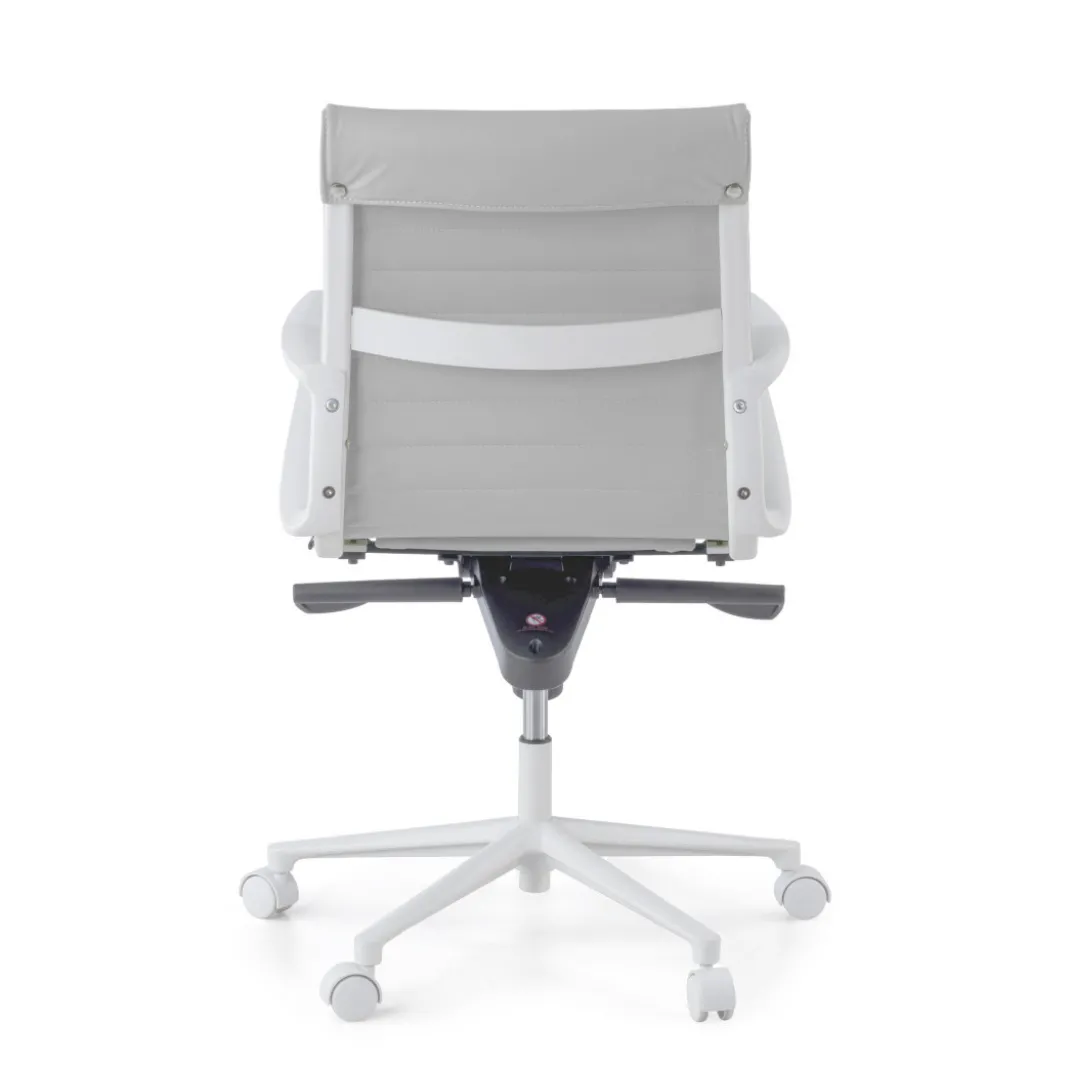 Sillón oficina Diseño Forli, estructura blanca, respaldo bajo, ecopiel