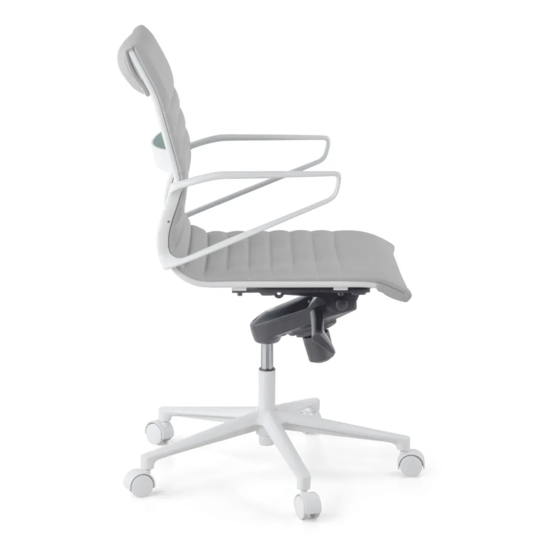 Sillón oficina Diseño Forli, estructura blanca, respaldo bajo, ecopiel